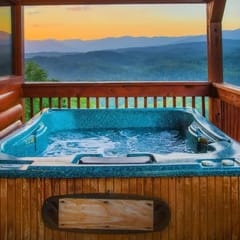 For Your Eyes Only - Mountain views & hot tub