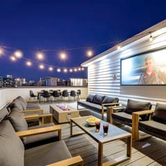 Downtown 2 - Rooftop cinema & fire pit