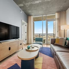 Waco - Rainey St pool & skyline views