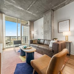 Laredo - Rooftop pool & Rainey St views