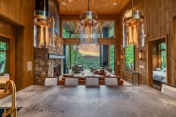 Luxury Modern Cabin • Hot Tub • Fireplace