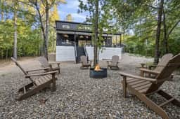Modern Luxury Cabin - Private Fire Pit & Hot Tub