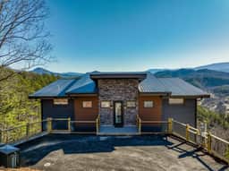 Secluded Cabin Getaway: Private Pool, Gym & Views