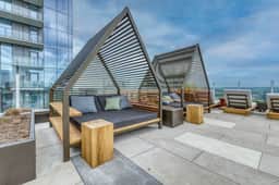 Luxury Rainey St Condo • Rooftop Pool & Balcony