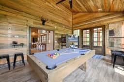 Broken Bow Getaway: Hot Tub, Fire Pit & Games!