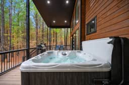 Broken Bow Cabin Getaway: Hot Tub, Fire Pit & EV