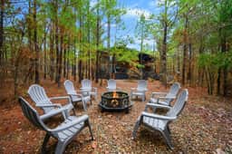 Broken Bow Cabin Getaway: Hot Tub, Fire Pit & EV