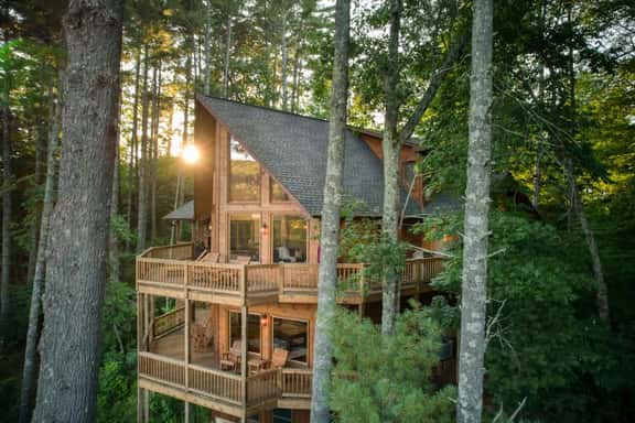 Pineview Escape - Hot tub, arcade & mountain views - Image 1