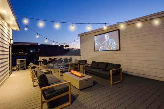 Cityscape - Rooftop cinema & walk to Broadway - Image 1