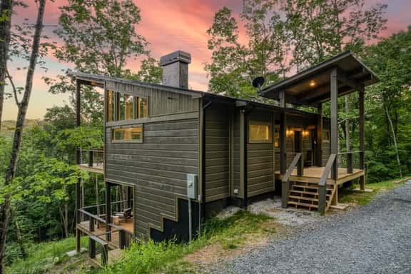 Mountain Abode - Hot tub & mountain views - Image 1