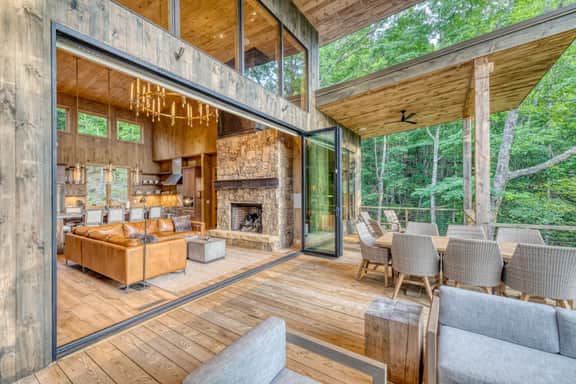 Luxury Modern Cabin • Hot Tub • Fireplace
