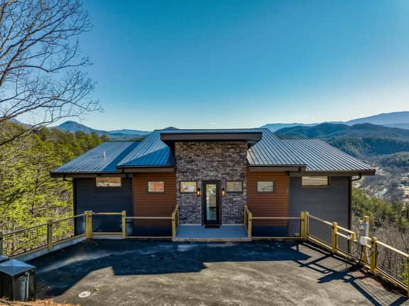 Secluded Cabin Getaway: Private Pool, Gym & Views