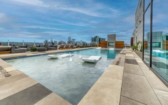 Luxury Rainey St Condo • Rooftop Pool & Balcony