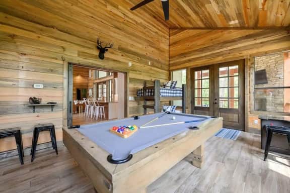 Broken Bow Getaway: Hot Tub, Fire Pit & Games!