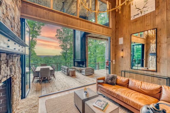 Luxury Modern Cabin • Hot Tub • Fireplace