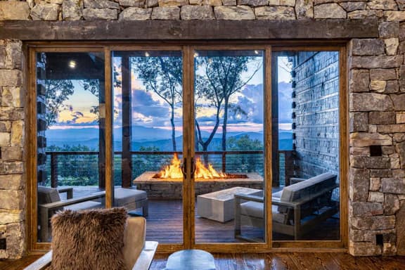 Luxury Cabin w/ Views, Hot Tub & Firepit