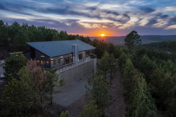 Broken Bow Cabin: Hot Tub, Fire Pit & Mountain Views