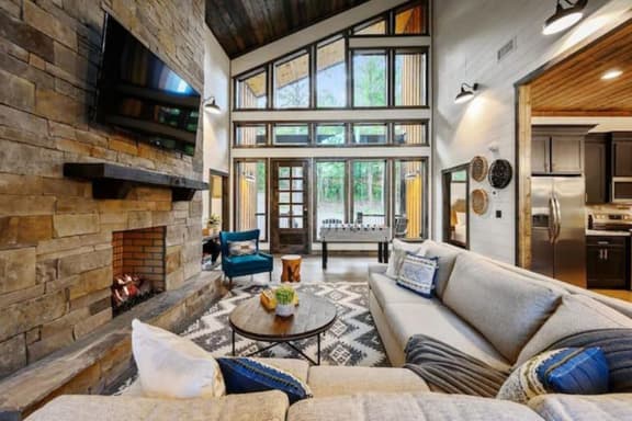 Luxury 4-BR Cabin | Hot Tub & Fire Pit | Near Town