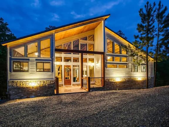 Broken Bow Getaway: Hot Tub, Fire Pit & Games!