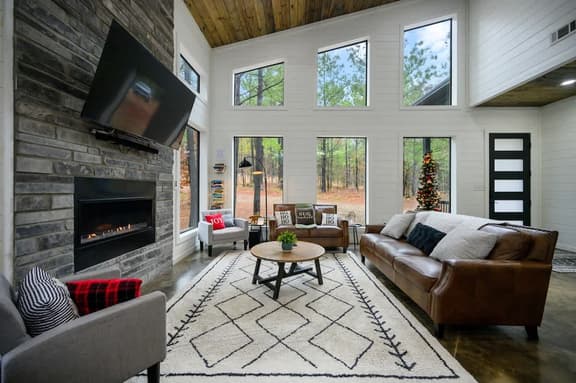 Broken Bow Cabin Getaway: Hot Tub, Fire Pit & EV