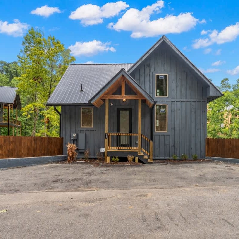 Hot Tub Retreat • Lake Access • Sleeps 8