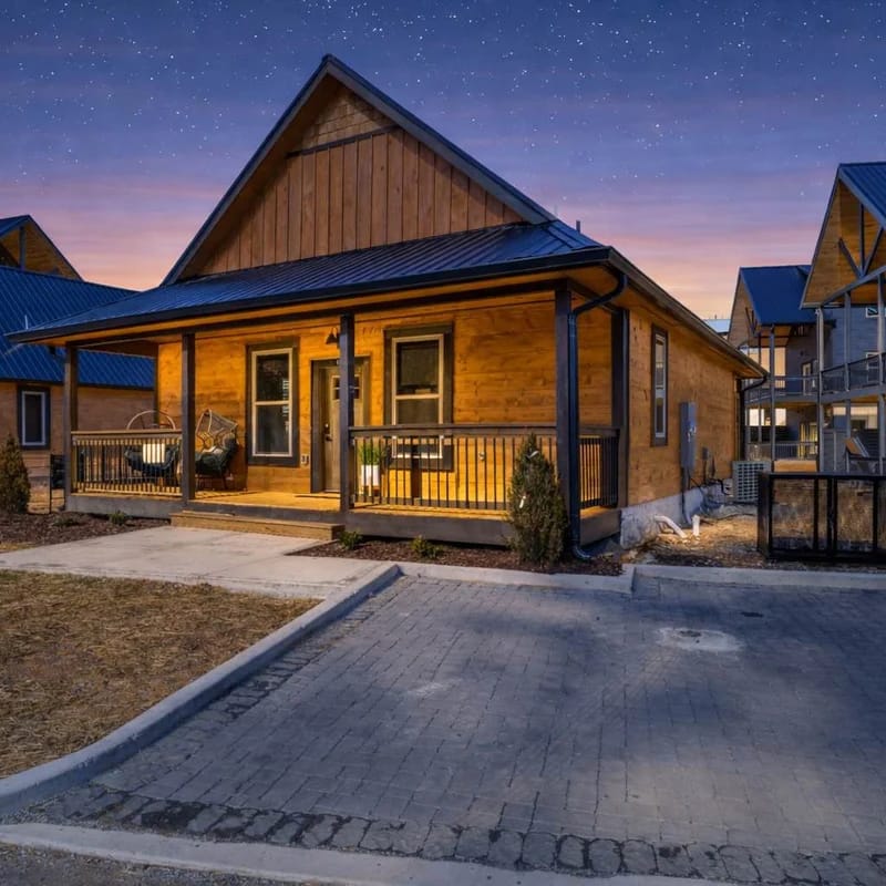 Bearfoot Cabin • Hot Tub • Near Parkway • Sleeps 7
